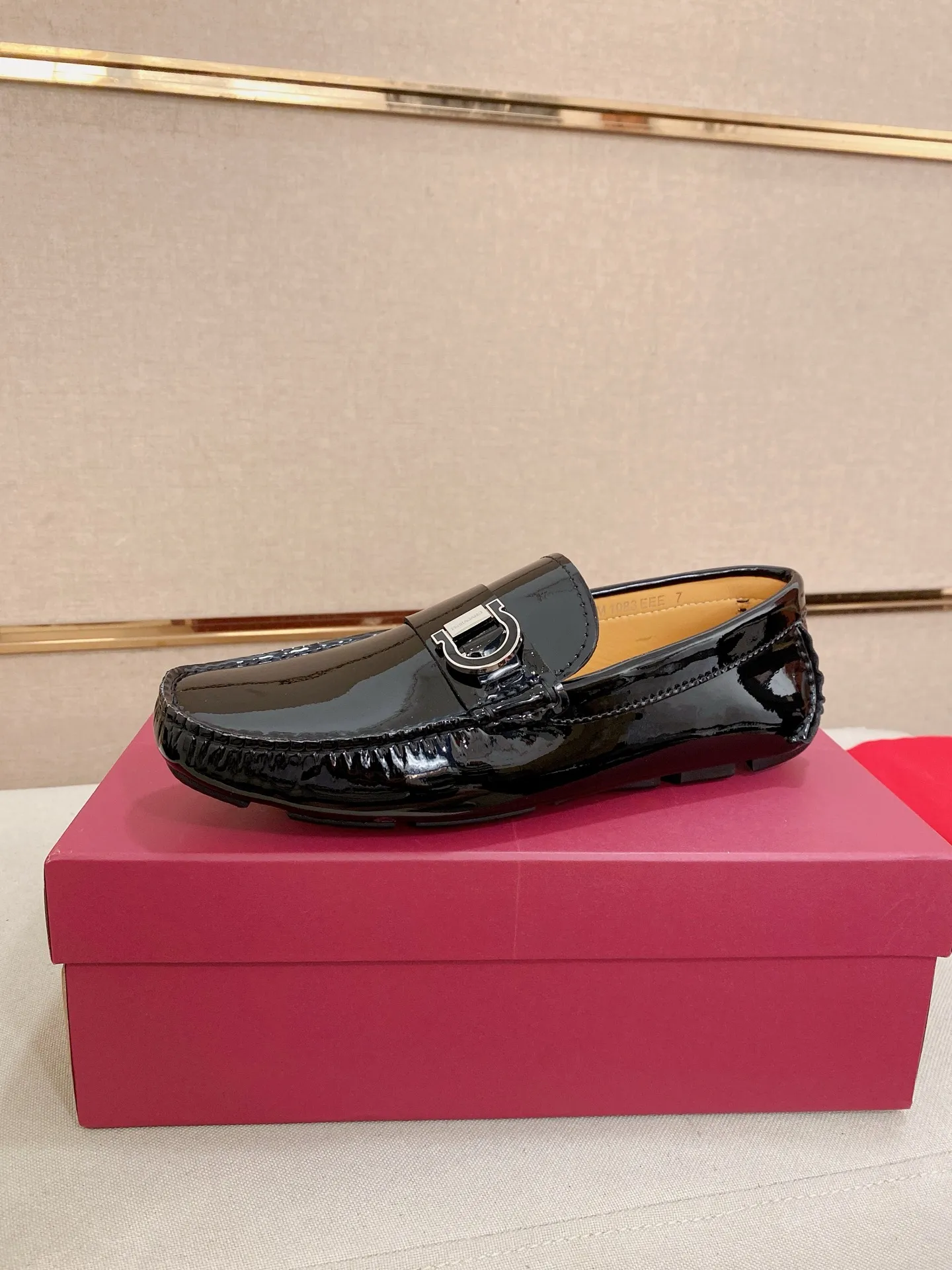 Men's shoes💰: 540💰High-end quality! Ferragamo🆕🆕Exclusive hot-selling products in stock🔥🔥New products on the shelves, high-quality Ferragamo men's pea shoes, high-end casual driving shoes, with complete packaging! 💪 💪 Material: imported first-layer cowhide 🐂 + imported high-quality water-dyed cowhide lining + wear-resistant outsole 👍🏻👍🏻 Features: high-end and comfortable, purely handmade 🚀 🚀 Create the perfect shoe that suits you best 🔥 🔥 Size: (38-44) 45 standard size can be customized!